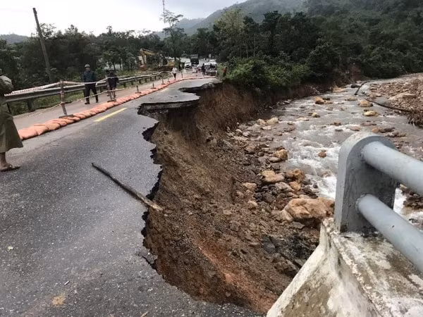Đường Hồ Chí Minh bị sạt lở nghiêm trọng. Ảnh: PLO