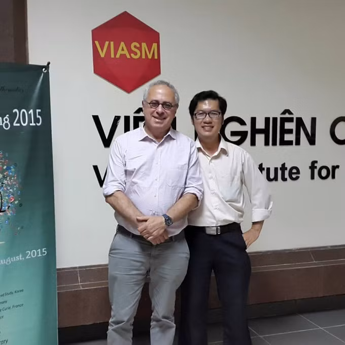 Tiến sỹ Võ Hoàng Hưng (Trường Đại học Sài Gòn) (bên phải ảnh)