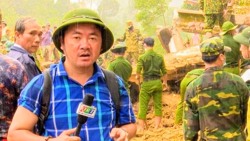Nhà báo Bùi Tấn Sỹ tác nghiệp tại xã Trà Leng, huyện Nam Trà My, Quảng Nam.