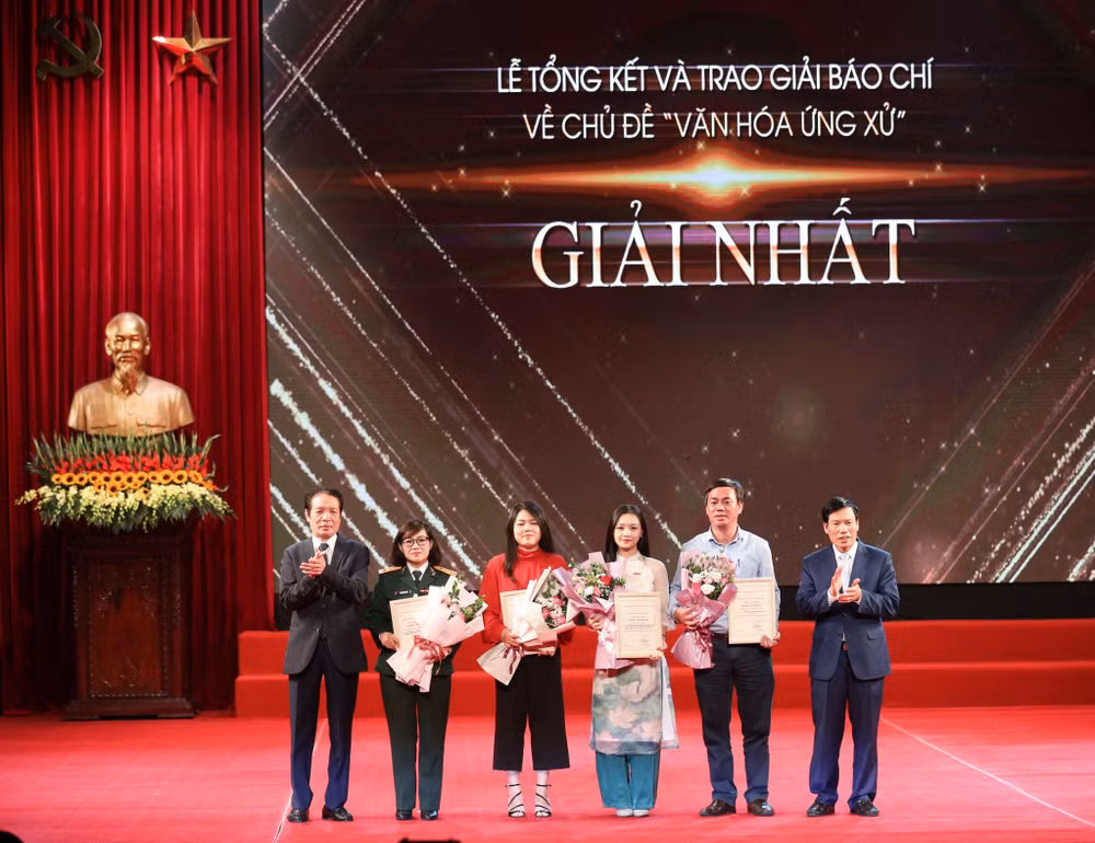 Lãnh đạo Bộ Thông tin - Truyền thông và Bộ Văn hóa, Thể thao và Du lịch trao giải cho các tác giả đoạt giải Nhất ở thể loại báo in, báo điện tử, báo nói, báo hình.