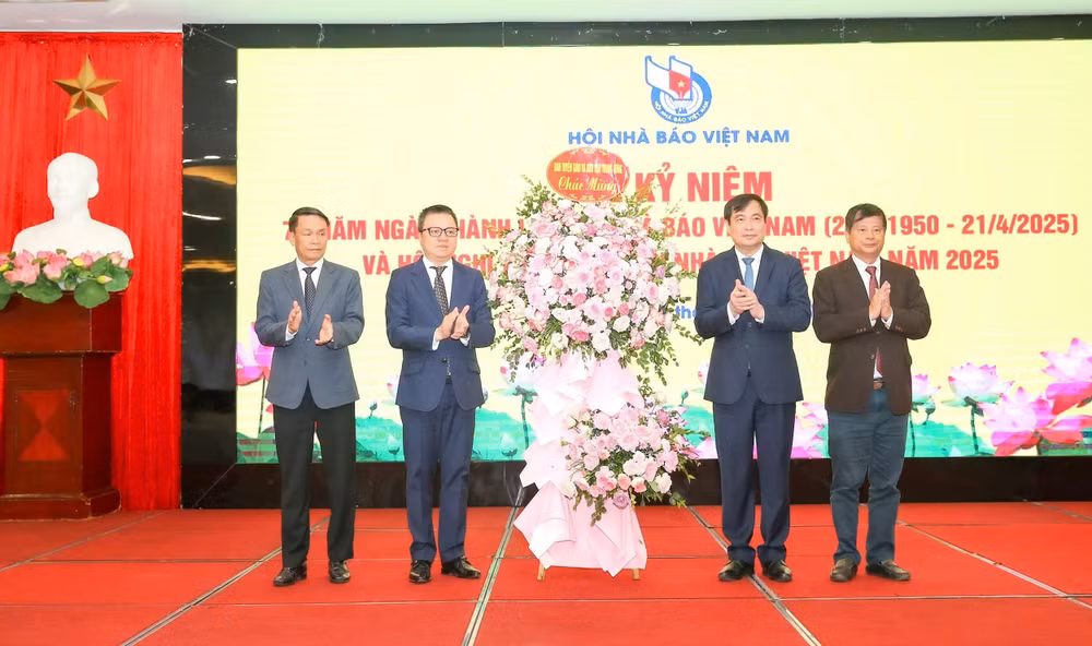 hanh-trinh-75-nam-1.jpg