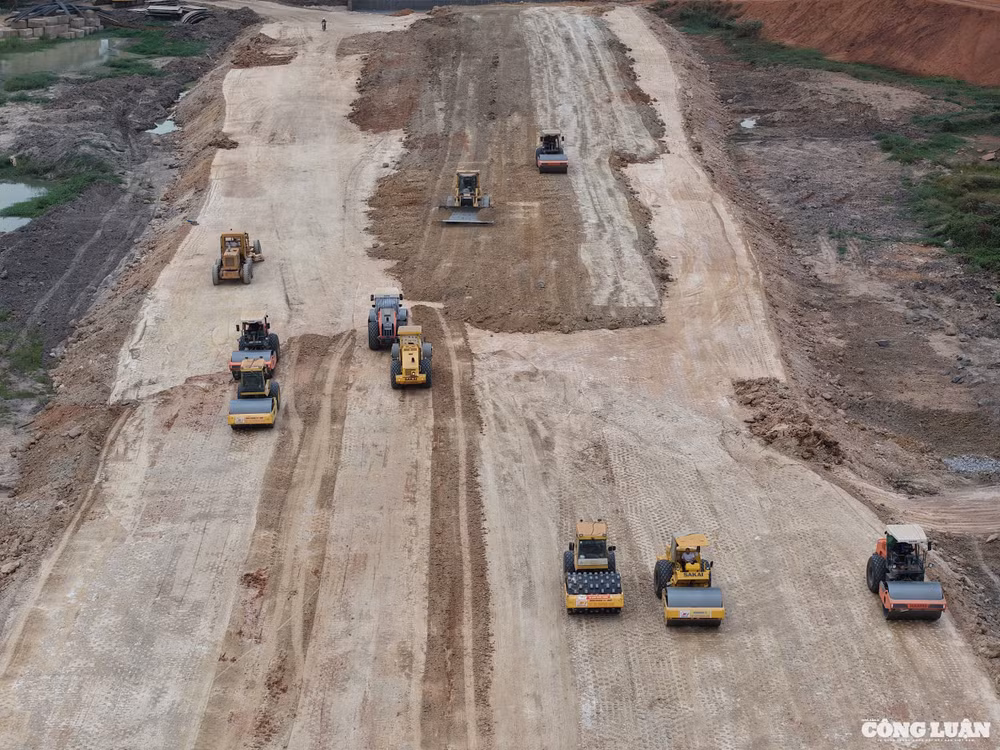 Khó khăn về mặt bằng, vật liệu được tháo gỡ; các đơn vị đẩy nhanh tiến độ thi công dự án thành phần 2 cao tốc Biên Hòa - Vũng Tàu.