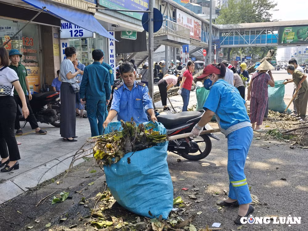 Công nhân vệ sinh môi trường cùng người dân thu gom, dọn dẹp rác (ảnh minh họa).