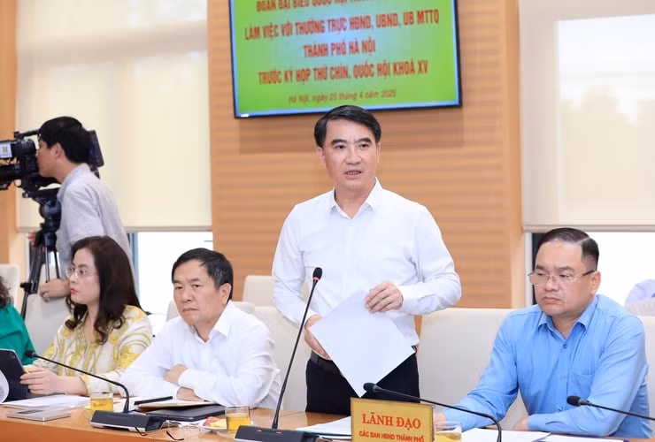Giám đốc Sở Tài chính Nguyễn Xuân Lưu báo cáo tại buổi làm việc