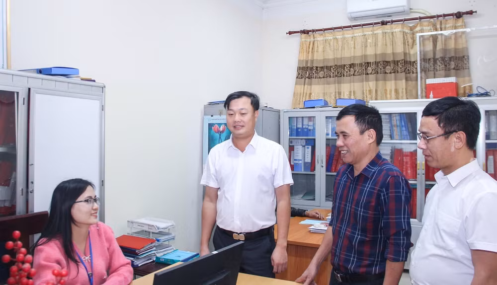 bna_-can-bo-huyen-hung-nguyen-trao-doi-voi-can-bo-cong-chuc-xa-thinh-my-ve-thuc-hien-nhiem-vu-chinh-tri.-anh-mai-hoa.jpg