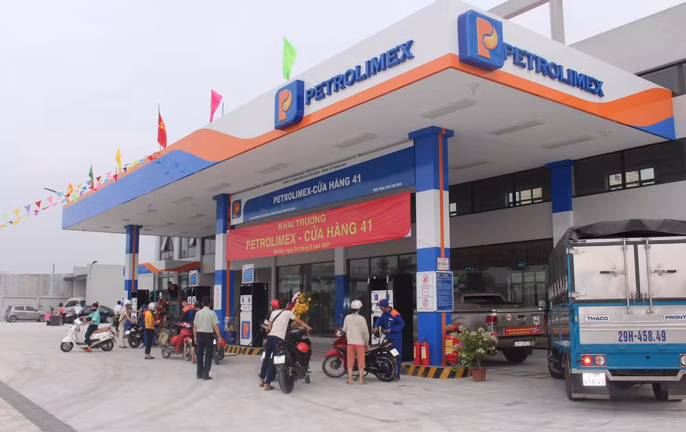 1. Đông đảo khách hàng đến mua xăng dầu tại Cửa hàng 41 trong ngày khai trương