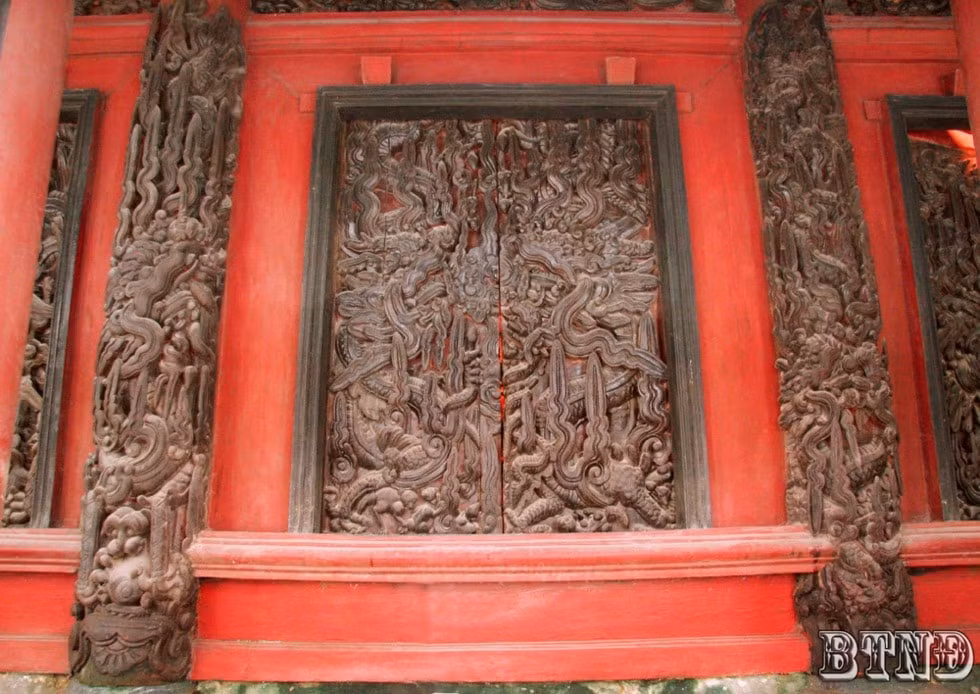 Bộ cánh cửa tòa tiền đường với dấu vết đậm đặc của nghệ thuật kiến trúc giai đoạn giữa thế kỷ XVII. Ảnh: Bảo tàng Nam Định