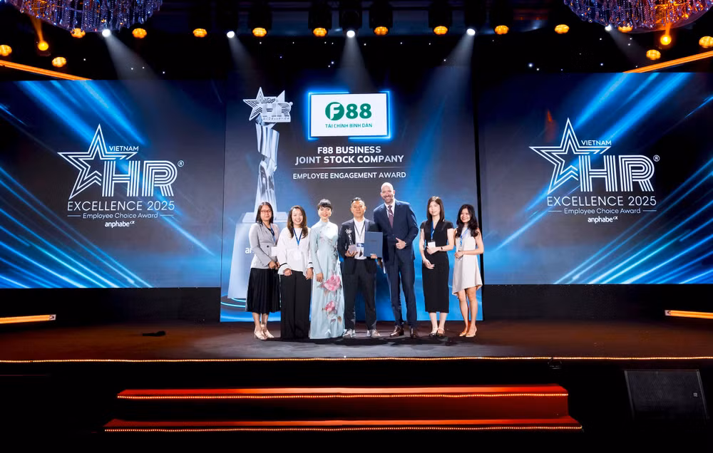 Đại diện F88 chụp ảnh lưu niệm tại giải thưởng HR Excellence 2025
