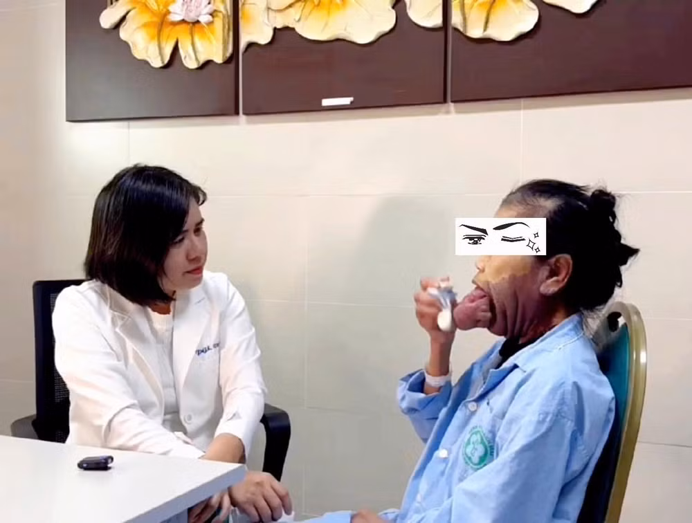 PGS.TS Phạm Thị Việt Dung, Trưởng khoa Phẫu thuật Tạo hình Thẩm mỹ, Bệnh viện Bạch Mai, thăm khám cho bệnh nhân trước phẫu thuật. Ảnh: BVCC