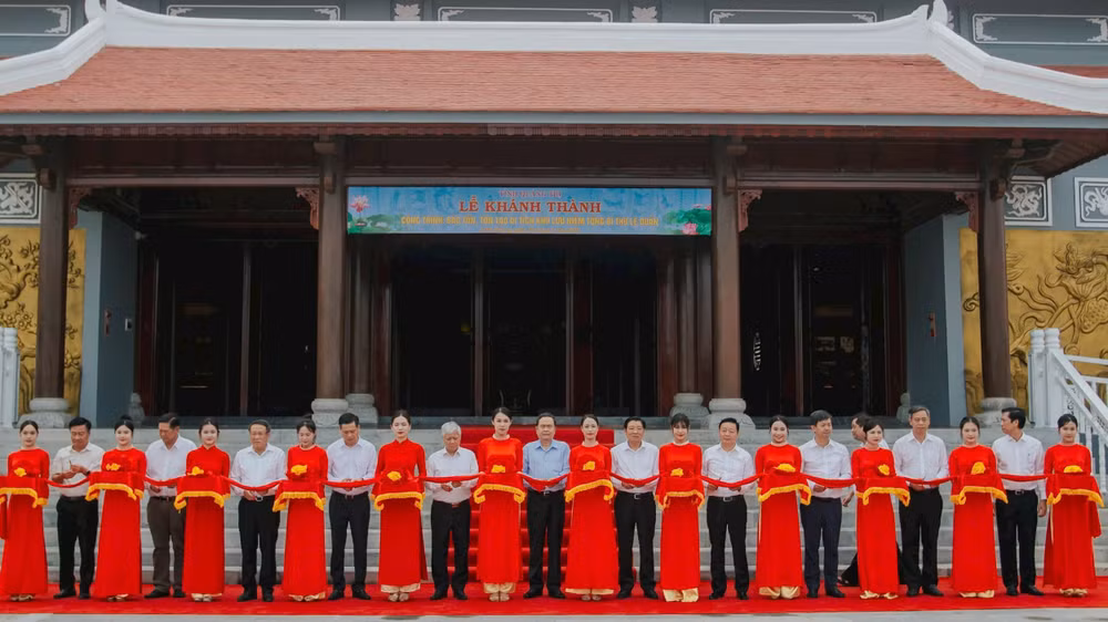 LKĐồng chí Lê Duẩn, tên thật là Lê Văn Nhuận, sinh ngày 07/4/1907