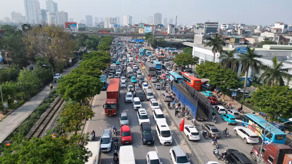 Theo ghi nhận bắt đầu từ 15h30 chiều 29/4 - ngày làm việc cuối cùng trước kỳ nghỉ lễ 30/4- 1/5, lượng xe cộ dồn ra cửa ngõ Hà Nội tăng đột biến.