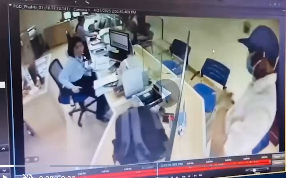 nghi pham lich lay ba lo nhet tien