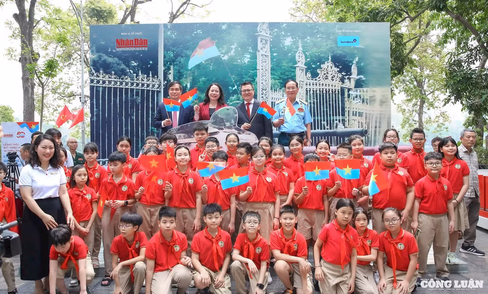 Triển lãm thu hút sự quan tâm của các vị lãnh đạo, các nhân chứng lịch sử và hàng trăm các em nhỏ.