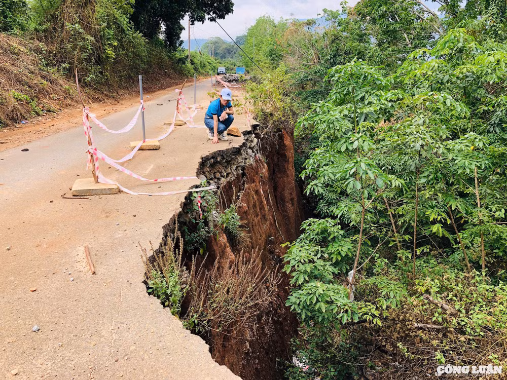 Toàn bộ mái ta luy âm bị 