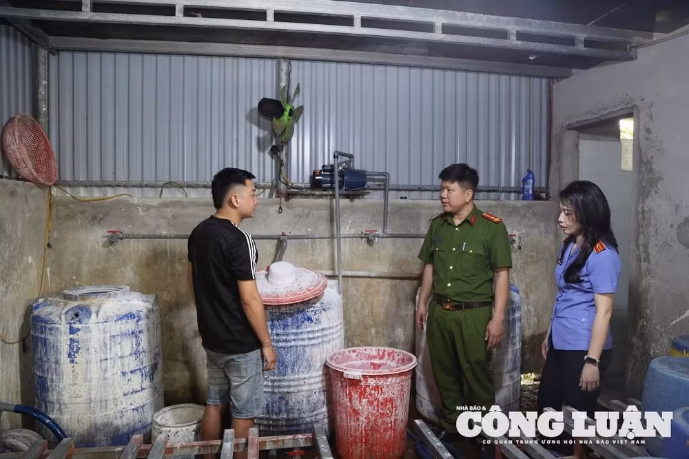 Cơ quan chức năng kiểm tra khu vực sản xuất giá đỗ của cơ sở sản xuất do đối tượng Nguyễn Văn Hướng làm chủ
