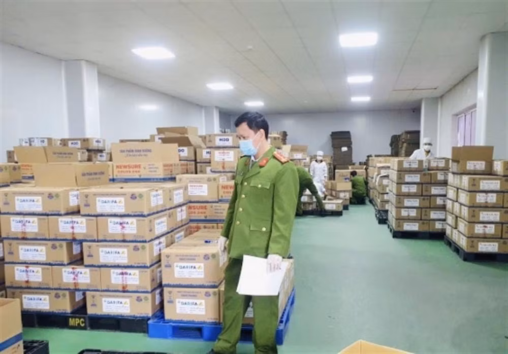 Cơ quan điều tra thu giữ hàng ngàn hộp sữa giả.