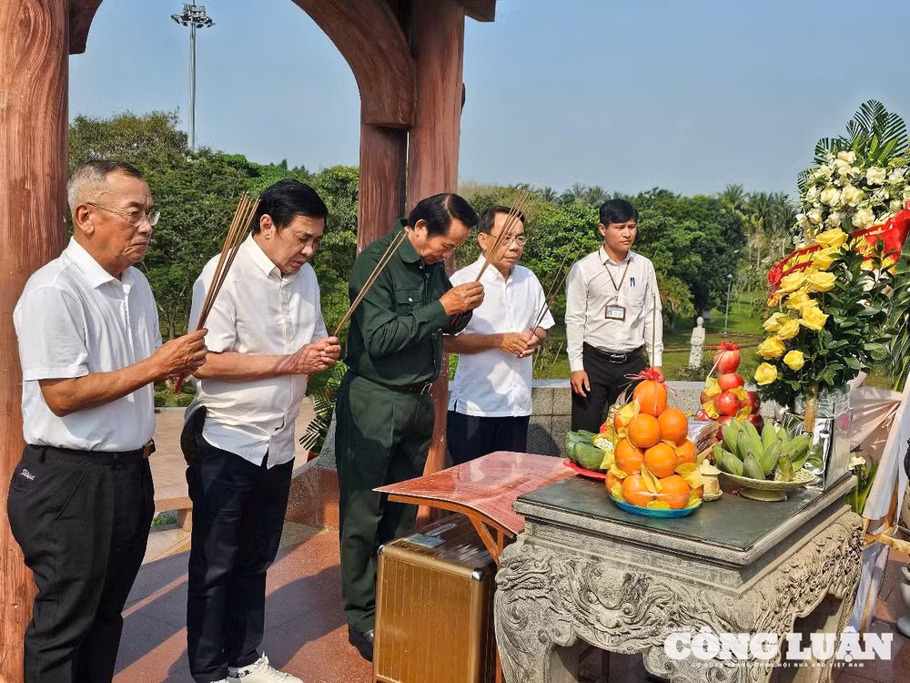Tại các nghĩa trang, Phó Chủ tịch Hội Cựu TNXP Việt Nam Thân Đức Nam cùng các đại biểu dành phút mặc niệm tưởng nhớ các anh hùng liệt sĩ đã anh dũng chiến đấu, hy sinh vì nền độc lập, tự do, thống nhất đất nước.