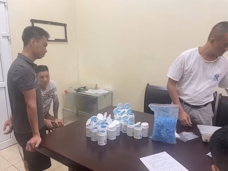 Ma túy được giấu trong các lọ thực phẩm chức năng bị cơ quan chức năng thu giữ
