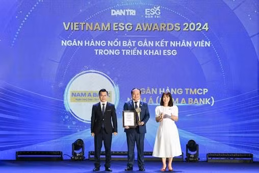 Đại diện Nam A Bank nhận giải thưởng Vietnam ESG Awards 2024.
