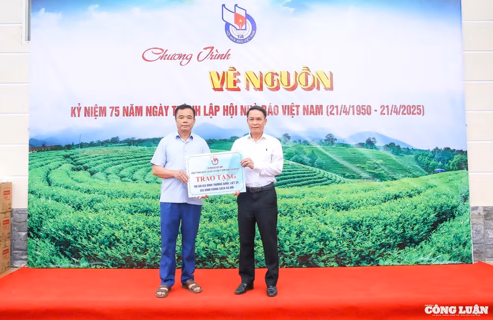 Phó Chủ tịch Thường trực HNBVN Nguyễn Đức Lợi trao quà cho các gia đình thương binh, liệt sĩ và các gia đình chính sách xã Điềm Mặc.