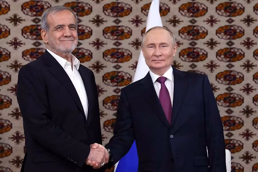 Tổng thống Iran Masoud Pezeshkian và Tổng thống Nga Vladimir Putin tại cuộc gặp ở Ashgabat, Turkmenistan và vào ngày 11 tháng 10 năm 2024. Ảnh: Điện Kremlin