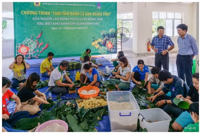 Đoàn viên công đoàn gói bánh 