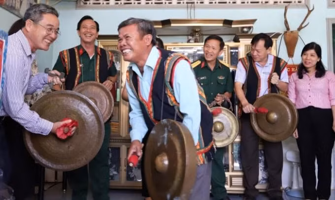 Đoàn cũng đã đến tặng quà và giao lưu với già làng Điểu Thành ở sóc Tà Cuông, thị trấn Tân Khai