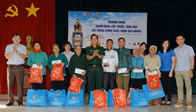 Nhiều người dân ở huyện Hớn Quản đến nhận quà do Quân đoàn 4 trao tặng