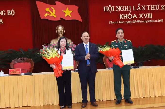 Thừa uỷ quyền của Ban Bí thư Trung ương Đảng, đồng chí Trịnh Văn Chiến, Bí thư Tỉnh uỷ trao quyết định và tặng hoa chúc mừng 2 đồng chí là Phạm Thị Thanh Thuỷ và Lê Văn Diện