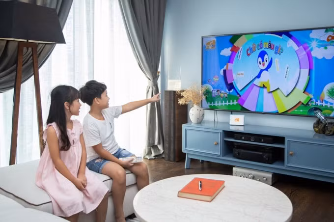 Khách hàng nhí trải nghiệm MyTV.