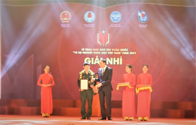 Nhà báo Nguyễn Viết Lam nhận giải Nhì Giải Báo chí toàn quốc Vì sự nghiệp giáo dục VN 2019.