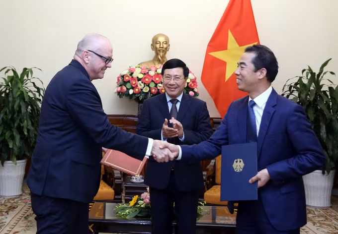 Đại diện Việt Nam - Đức bàn thảo Kế hoạch Hành động Việt Nam-Đức giai đoạn 2019-2021. Ảnh: VGP