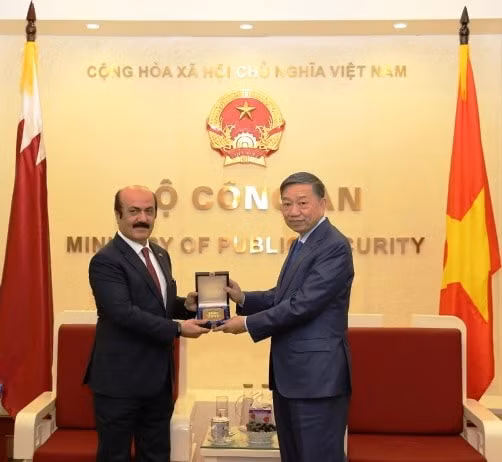 Đại tướng Tô Lâm tặng kỷ niệm chương của Bộ Công an Việt Nam cho Ngài Mohamed Ismail Al Emadi. Ảnh: BCA.