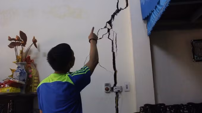 Hơn 20 hộ dân phường Phú Đô phải sống trong sợ hãi khi tường nhà bị nứt vỡ nghiêm trọng, nền nhà sụt lún, có nguy cơ đổ sập bất cứ lúc nào