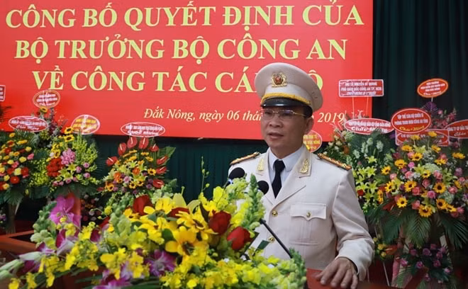 Đại tá Hồ Văn Mười phát biểu sau khi nhận quyết định của Bộ trưởng Bộ Công an. Ảnh: BCA.