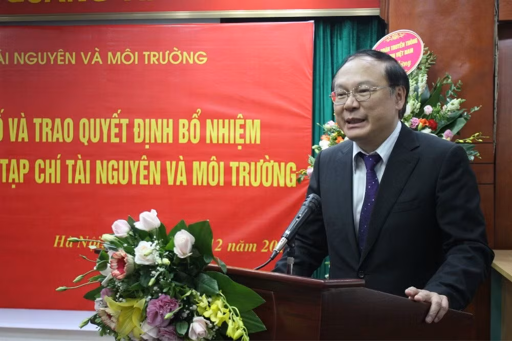 Thứ trưởng Bộ TN&MT Lê Công Thành phát biểu giao nhiệm vụ cho tân Tổng biên tập Tạp chí Tài nguyên và Môi trường Đào Xuân Hưng. Ảnh: PV