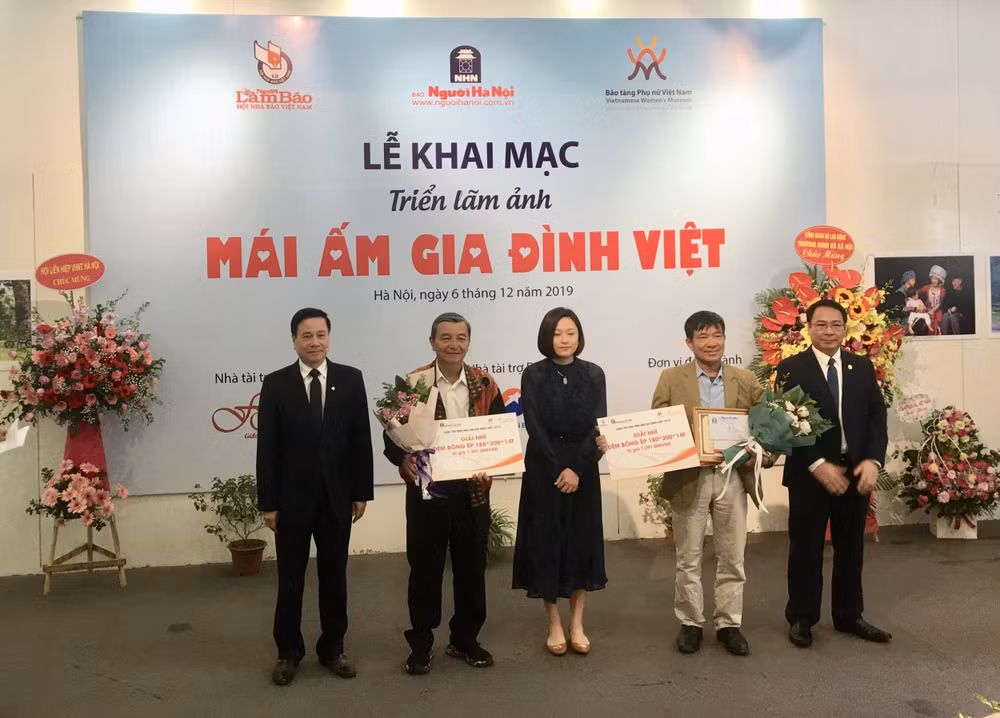 BTC trao giải cho 2 tác giả đoạt giải Nhì. Ảnh: Hoàng Huy