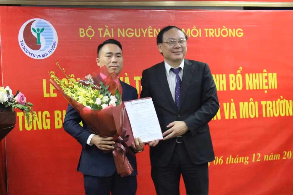 Thứ trưởng Bộ TN&MT Lê Công Thành trao Quyết định của Bộ trưởng Bộ TN&MT bổ nhiệm ông Đào Xuân Hưng giữ chức vụ Tổng Biên tập Tạp chí TN&MT. Ảnh: PV