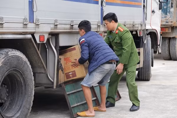 20 thùng cát tông đựng thuốc là nhãn hiệu HERO được cất giấu dưới gầm xe ô tô. Ảnh CAHT