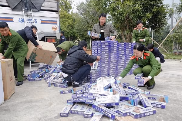 Toàn bộ 10.000 bao thuốc lá lậu trên đường đi tiêu thụ bị tam giữ. Ảnh CAHT