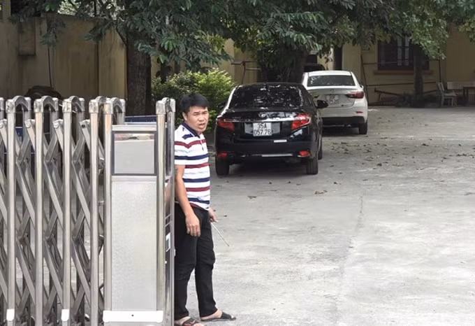 “Bây giờ có giấy làm việc của bên Ủy ban tỉnh thì tôi mới cho anh vào. Kể cả công an giờ vào làm việc với bọn tôi cũng phải có cái đấy