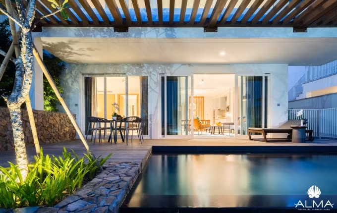 Các căn villa tại ALMA đều sở hữu bể bơi riêng hoặc bồn sục jacuzzi hiện đại.