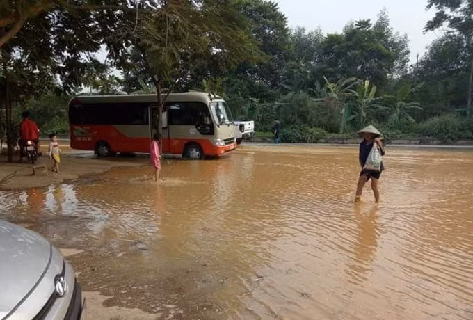Kiểm tra, xử lý phản ánh đường ống truyền tải nước sạch sông Đà bị rò rỉ (ảnh vne)