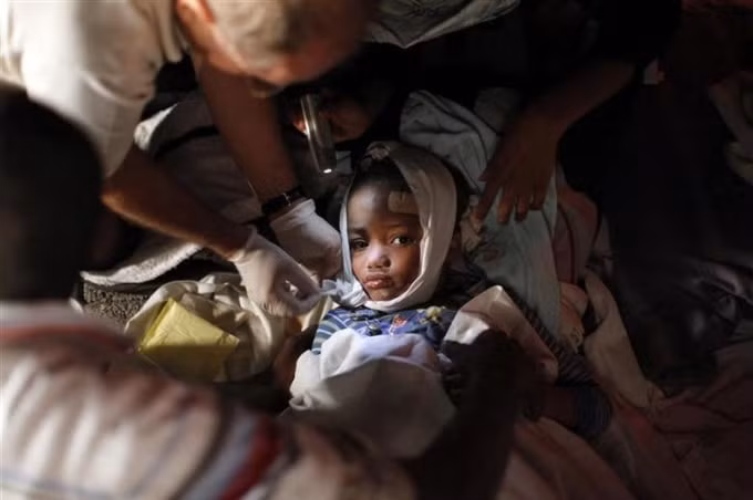 Một cô bé được trị thương sau vụ động đất ở Haiti hồi tháng 1/2010. Ảnh: Reuters