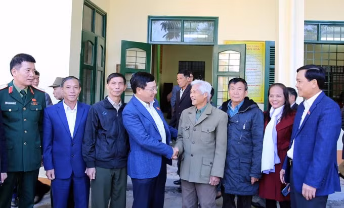 Phó Thủ tướng, Bộ trưởng Ngoại giao Phạm Bình Minh tiếp xúc cử tri sau Kỳ họp thứ 8, Quốc hội khóa XIV. Ảnh: VGP