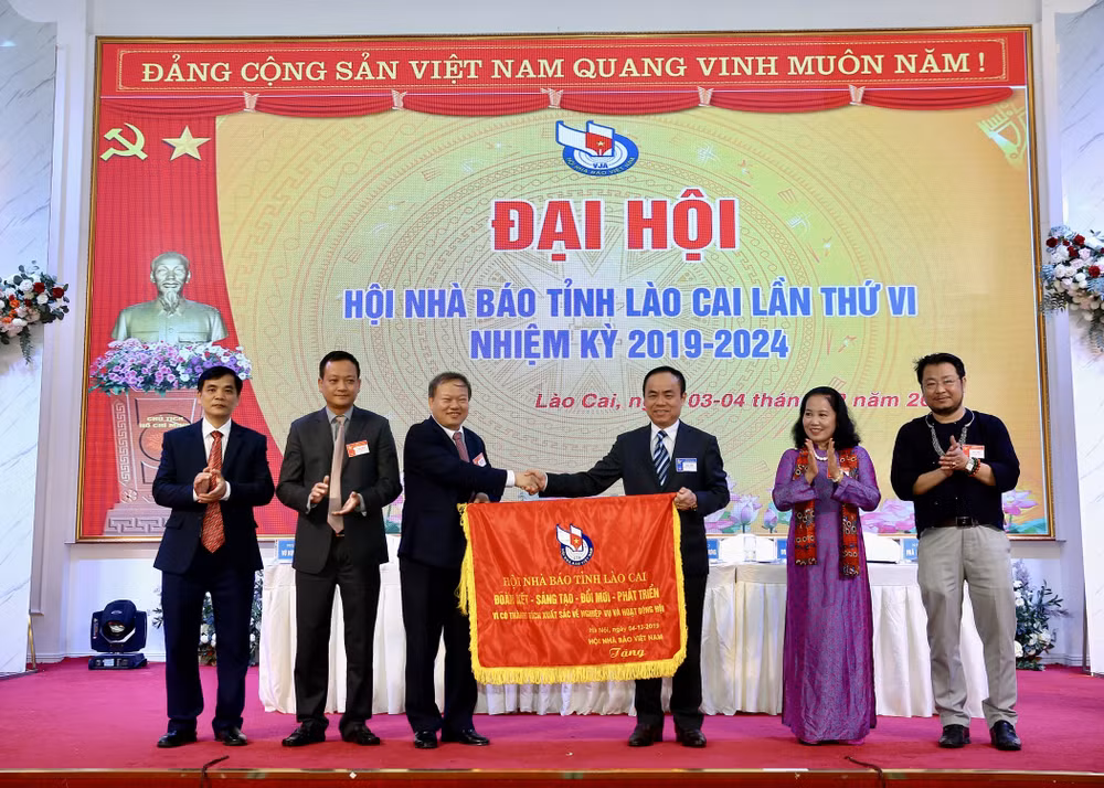 Đồng chí Trần Bá Dung trao bức Trướng cho Hội Nhà báo tỉnh Lào Cai với nội dung 