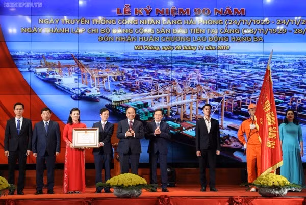 Thủ tướng Chính phủ Nguyễn Xuân Phúc trao Huân chương Lao động Hạng Ba tặng đội ngũ cán bộ, công nhân, người lao động Cảng Hải Phòng. Ảnh: VGP
