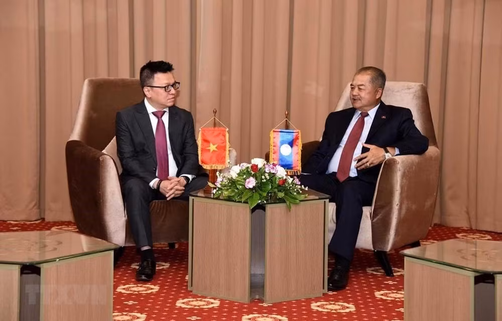 Bí thư Trung ương Đảng, Bộ trưởng Thông tin, Văn hóa và Du lịch Lào Kikeo Khaykhamphithoune tiếp Phó Tổng Giám đốc Thông tấn xã Việt Nam Lê Quốc Minh. Ảnh: Thu Phương/TTXVN
