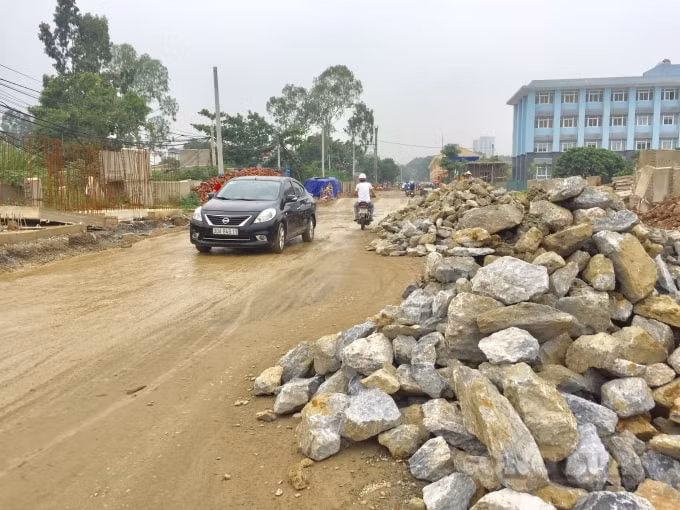 Vật liệu xây dựng, đất đá được để khắp nơi thu hẹp diện tích mặt đường