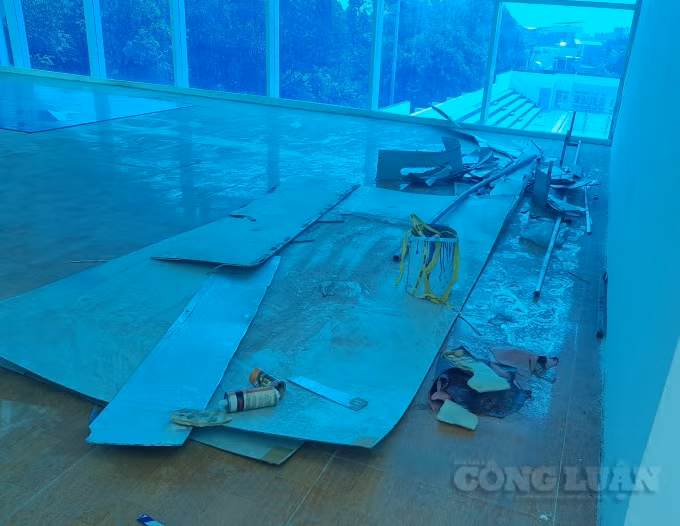 Các hạng mục thi công dang dở, nhếch nhác trong các phòng trang thiết bị.